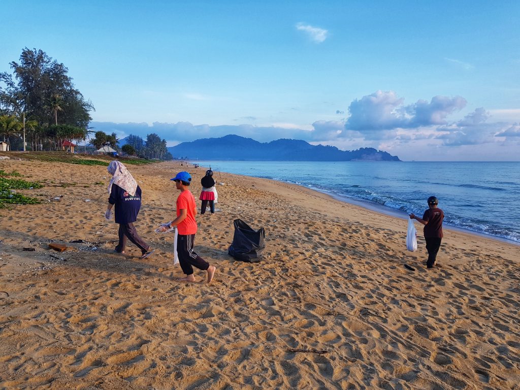A group effort to clean beach